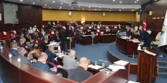 Gölbaşı Belediye Meclisi Toplantının gündem maddeleri arasında, Leman dergisinde yayımlanan ve Hz. Muhammed’e yönelik olduğu iddia edilen karikatür büyük tepkilere neden oldu.